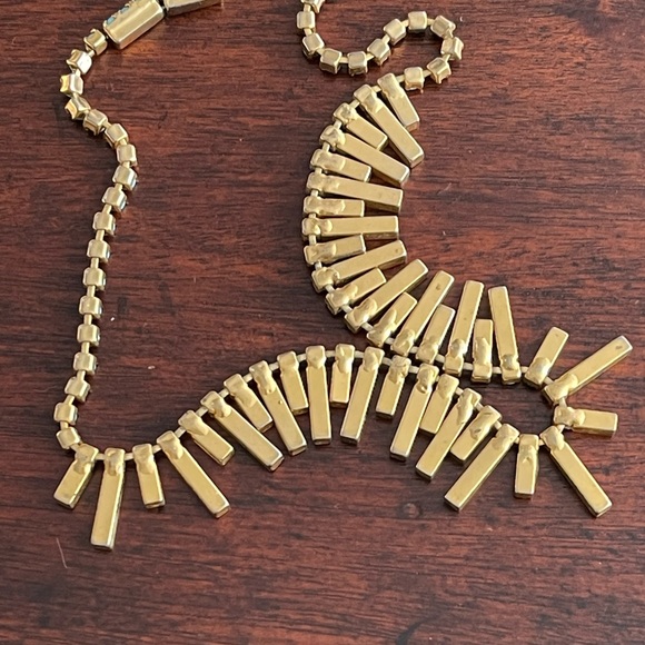 Vintage gold tone metal bib collar necklace with turquoise color stones - Picture 4 of 9